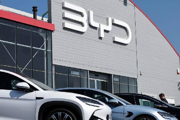 வெளிநாடொன்றில் மலைபோல் குவிந்து கிடக்கும் சீனாவின் விற்காத மின்சார வாகனங்கள் | Unsold Chinese Electric Vehicles வெளிநாடொன்றில் மலைபோல் குவிந்து கிடக்கும் சீனாவின் விற்காத மின்சார வாகனங்கள் | Unsold Chinese Electric Vehicles