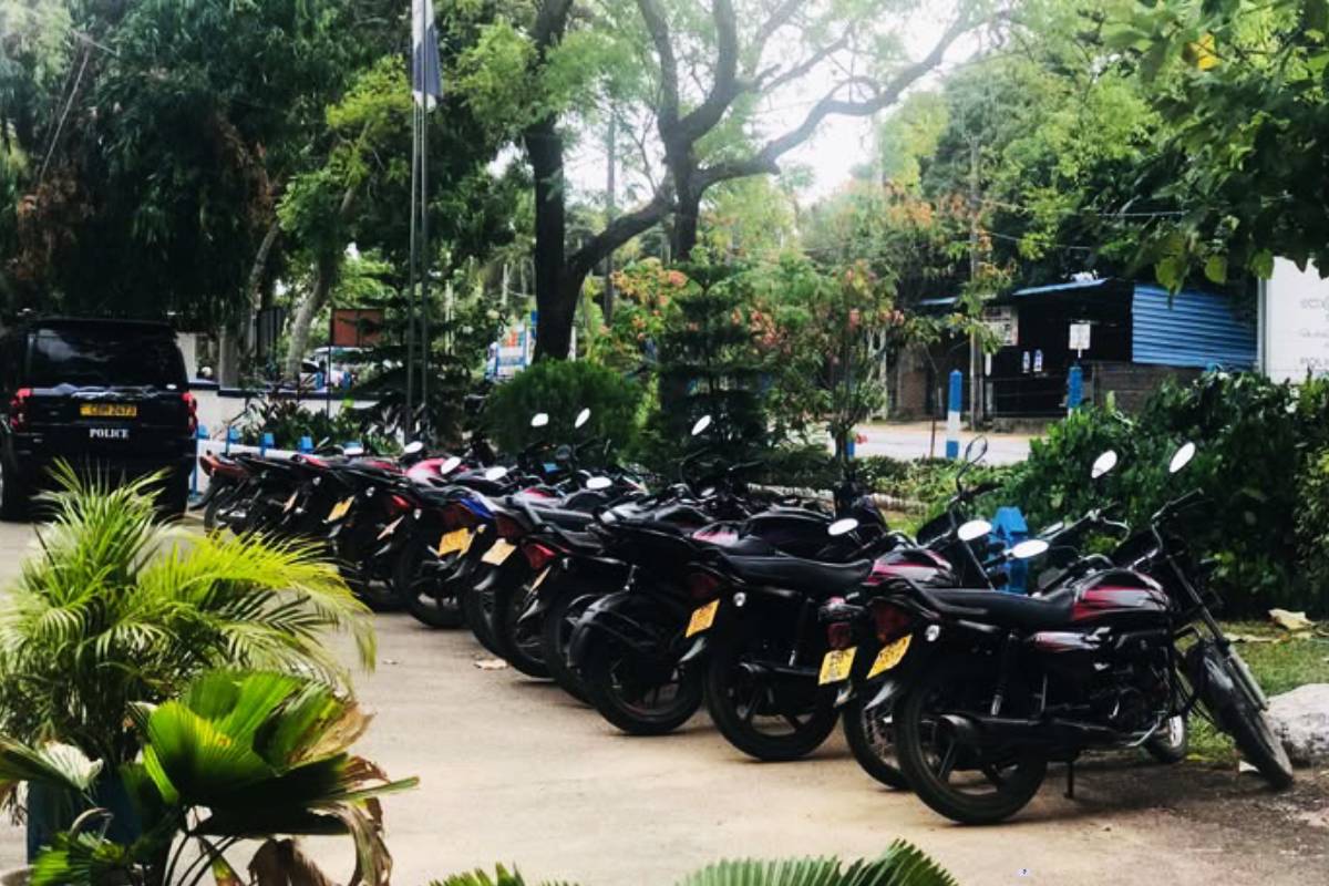காவல்துறையினர் திடீர் சுற்றிவளைப்பு: 10 மோட்டார் சைக்கிள்கள் வீதியோடு பறிமுதல் | 10 Motorbikes Seized In Sammanthurai Traffic Drive