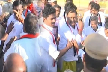 ஈரோடு பெரியார் நகர் பகுதியில் அதிமுக : திமுகவினர் இடையே கடும் வாக்குவாதம்