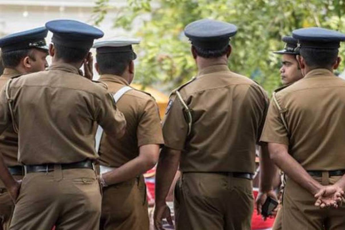 யாழில் உதவிப்பொலிஸ் அத்தியட்சகர் வீட்டிலிருந்து மீட்கப்பட்ட வாள் - குண்டு..! | Sword Bullet Recovered An Assistant Superintendent யாழில் உதவிப்பொலிஸ் அத்தியட்சகர் வீட்டிலிருந்து மீட்கப்பட்ட வாள் - குண்டு..! | Sword Bullet Recovered An Assistant Superintendent