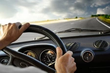 மோட்டார் வாகனத்தில் பயணித்த நபருக்கு திடீரென ஏற்பட்ட மாரடைப்பு - கொள்ளையில் ஈடுபட்ட கும்பல்