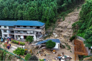 சீனாவில் கனமழை.. நிலச்சரிவில் உயிருடன் புதையுண்ட 12 பேர்