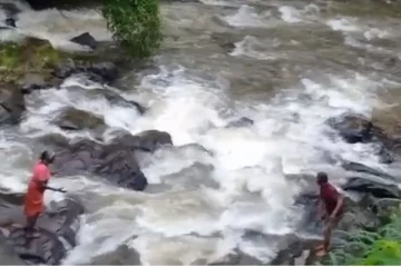 අද අලුයම දෙදරු මවක් ඇලක ගසාගෙන යයි..අවසානයේ සිදුවූ දේ මෙන්න(PHOTOS)..