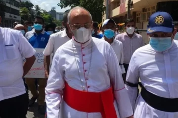 நாடு முழுவதும் போராட்டங்கள்! மக்களோடு மக்களாக வீதியில் இறங்கிய பேராயர்