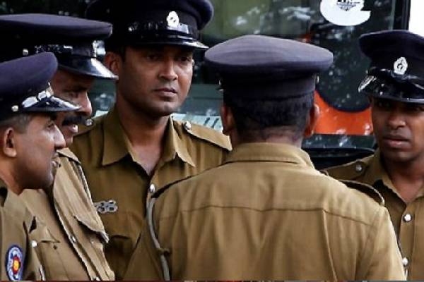 வேகக்கட்டுப்பாட்டை இழந்த மோட்டார் சைக்கிள் விபத்து - இருவர் வைத்தியசாலையில் அனுமதி | Two People Accident Lose Control Speed Motorcycle