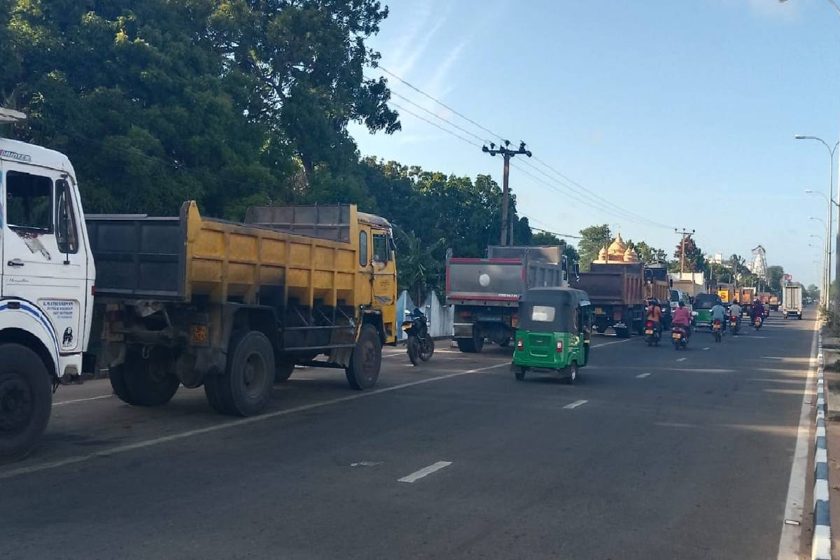 கிளிநொச்சி ஏ9 வீதியில் கனரக வாகனங்களுக்கு நேரக் கட்டுப்பாடு ; ரிப்பர்களை தடுத்து நிறுத்திய பொலிஸார் | Police Stop Rippers On Kilinochchi A9 Road கிளிநொச்சி ஏ9 வீதியில் கனரக வாகனங்களுக்கு நேரக் கட்டுப்பாடு ; ரிப்பர்களை தடுத்து நிறுத்திய பொலிஸார் | Police Stop Rippers On Kilinochchi A9 Road