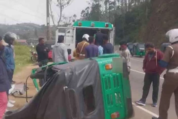 ஹட்டன் நுவரெலியா பிரதான வீதியில் விபத்து ; முச்சக்கரவண்டி கவிழ்ந்ததில் ஐவர் படுகாயம்