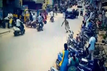 மோட்டார் சைக்கிளில் வந்த இருவரால் கோடாரி தாக்குதல்! குடும்பஸ்தர் ஒருவர் கவலைக்கிடம்