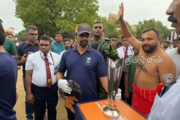 நல்லூர் ஆலயத்திற்குள் உலகக் கிண்ணத்தை கொண்டு சென்றவர்களின் நடவடிக்கையால் குழப்பநிலை | World Cup Trophy Display In Jaffna Nallur Temple