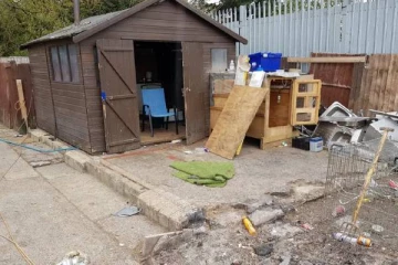 பிரித்தானியாவில் இரண்டு டஜனுக்கும் அதிகமான நாய்களை திருடி சென்ற மூன்று இளம்பெண்கள் கைது! வெளியான புகைப்படங்கள்