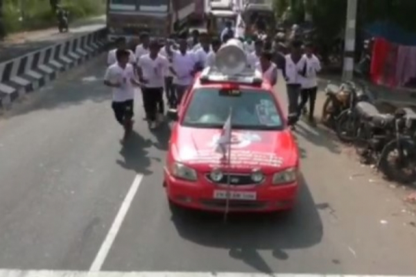 மாரத்தான் ஓட்டம் மூலம் வாக்கு சேகரித்த மக்கள் நீதி மய்ய வேட்பாளர் | Makkal Needhi Maiam Candidate Votes Marathon மாரத்தான் ஓட்டம் மூலம் வாக்கு சேகரித்த மக்கள் நீதி மய்ய வேட்பாளர் | Makkal Needhi Maiam Candidate Votes Marathon