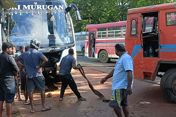 வவுனியா விபத்தில் காயமடைந்தோரின் எண்ணிக்கை 23 ஆக அதிகரிப்பு!இருவர் அனுராதபுரம் வைத்தியசாலைக்கு மாற்றம் | Bus Accident In Vavuniya Jaffna