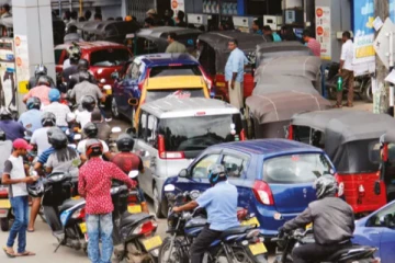 எரிபொருள் வரிசையில் நின்றிருந்த பெண்கள் மாயம் -  இடம்பெறும் சமூக சீர்கேட்டு சம்பவங்கள்!