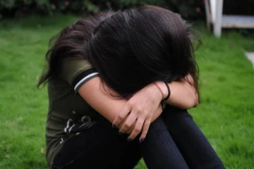 12 வயது பாடகி சிறுமிக்கு டார்ச்சர்!! கோடூரமான சம்பவத்தை மூடி மறைத்த பிரபல டிவி தொகுப்பாளர்..