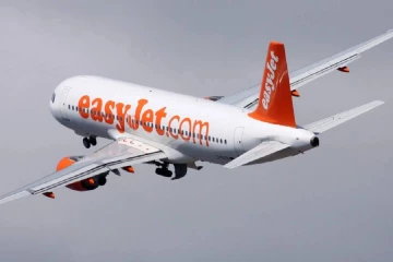 ගුවන් යානය ඇතුළේ මහ පාරේ වගේ ගහගනී- EasyJet කපිතාන්වරයා ගත් ක්ෂණික තීරණය