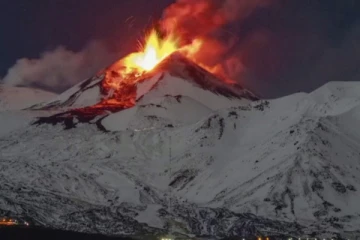 திடீரென வெடித்து சிதறிய உலக புகழ்பெற்ற எரிமலை!