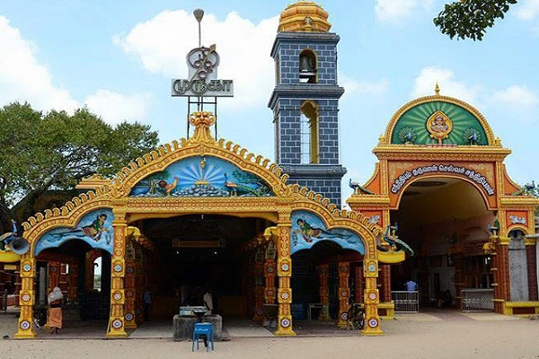 வரலாற்று சிறப்புமிக்க செல்வச்சந்நிதியான் ஆலய ஆடி குளிர்த்தி; கடல்நீரில் விளக்கெரியும் அற்புத நிகழ்வு! | Selvachannidhiyan Temple Sea Water Lamp