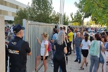 ஸ்பெயின் பாடசாலையில் கத்திக் குத்து; மாணவனால் பரபரப்பு