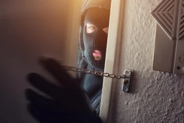 பல வீடுகளில் கைவரிசையை காட்டிய இளைஞன் ; சோதனையில் ஆபத்தான பொருட்கள்