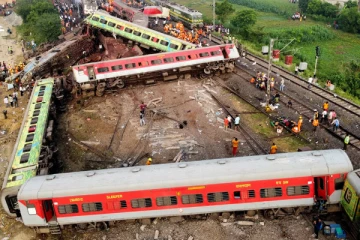 ஒடிசா ரயில் விபத்து: பாதிக்கப்பட்ட மக்கள் நலம் பெற கடற்கரையில் மணல் சிற்பம்!