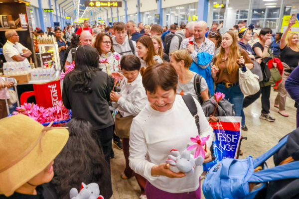 அதிகளவான பயணிகளுடன் போலந்தில் இருந்து இலங்கைக்கு வந்த முதல் விமானம் | First Flight From Poland To Sri Lanka