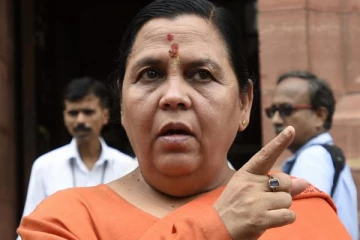 செருப்புகளை தூக்கவே அரசு அதிகாரிகள்: பாஜக முன்னாள் முதலமைச்சர் சர்ச்சை பேச்சு