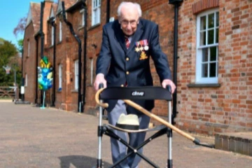 பிரிட்டன் போர் வீரரான கெப்டன் டொம் மூருக்கு கொரோனா!