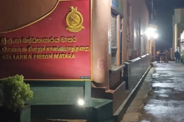 சிறைச்சாலைக்குள் கூரை வழியாக பொதி; அதிகாரி கைது