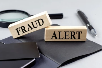 மூன்று வர்த்தகர்களை ஏமாற்றி பெரும்தொகை மோசடி