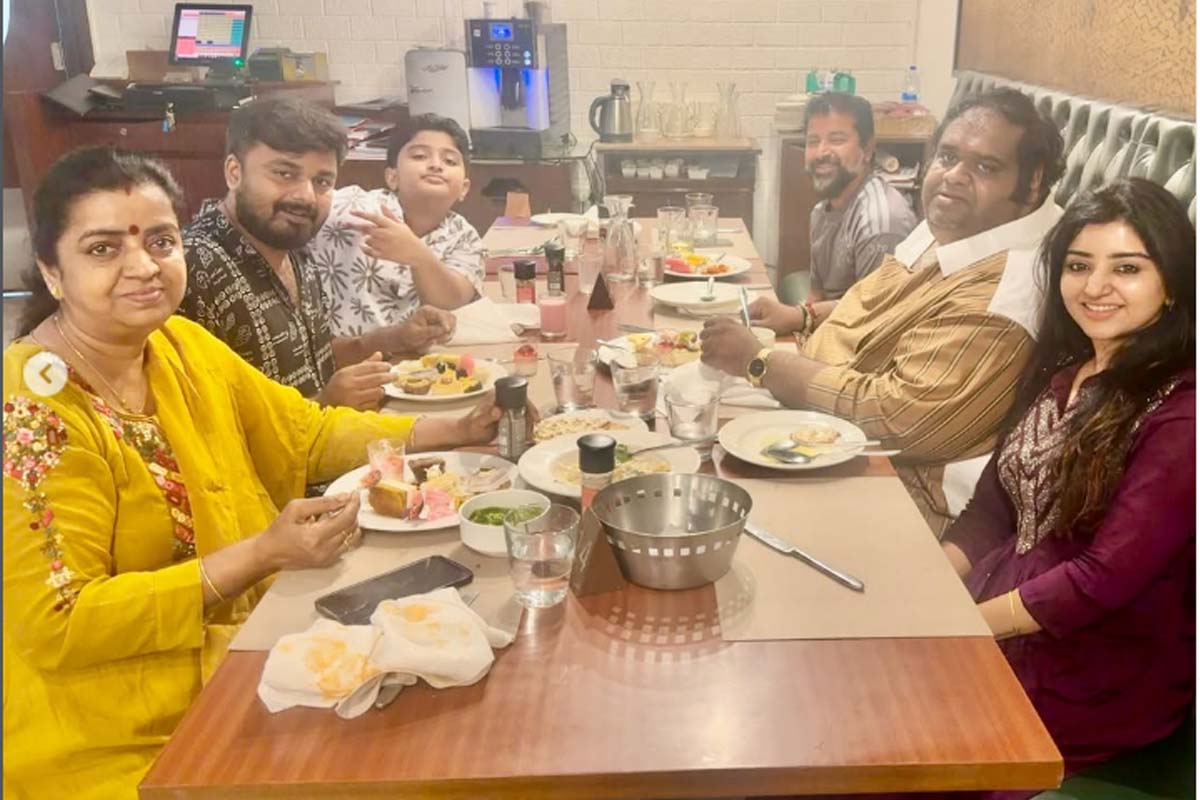 கணவர் ரவீந்தர் பிறந்தநாளுக்கு மகனுடன் மகாலட்சுமி கொடுத்த சர்ப்ரைஸ் | Mahalakshmi Shares Husband Ravindar Birthday Photo கணவர் ரவீந்தர் பிறந்தநாளுக்கு மகனுடன் மகாலட்சுமி கொடுத்த சர்ப்ரைஸ் | Mahalakshmi Shares Husband Ravindar Birthday Photo