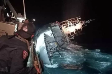 100 இற்கு மேற்பட்ட வீரர்களுடன் நடுக்கடலில் மூழ்கிய கப்பல்