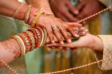 7 ஆண்டு கால மனைவியை காதலனுக்கு மணமுடித்து வைத்து கண் கலங்கிய கணவர்! திரண்டு வந்த கிராம மக்கள்