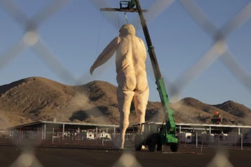 டிரம்பின் 43 அடி உயர நிர்வாண சிலை அகற்றம்: ஜனநாயக கட்சி மீது குற்றச்சாட்டு