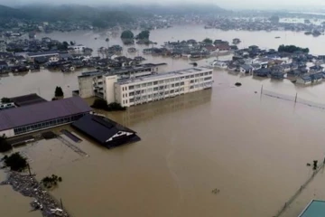 ජපානයේ කාලගුණය කැළඹෙයි - රටම නොසන්සුන් වෙද්දි නාය යෑම් සහ ගංවතුර අනතුරු ඇඟවීම් නිකුත් කරයි