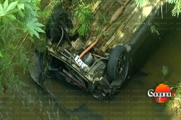 මෝටර් රථයක් ඇලකට පෙරළී දරුණු අනතුරක්