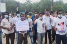 #அரசியலுக்கு வாங்க ரஜினி: ரசிகர்களின் கோஷத்தால் அதிர்ந்த போராட்டம்