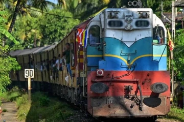 දුම්රිය මගීන්ට මහා කරදරයක් - උතුරු සහ උඩරට මාර්ගවල ගමන්වාර ගණනාවක් කපාහරියි