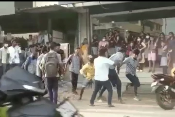 நடுரோட்டில் சராமரியாக தாக்கிக்கொண்ட அரசு பள்ளி மாணவர்கள் - வைரலாகும் அதிர்ச்சி வீடியோ