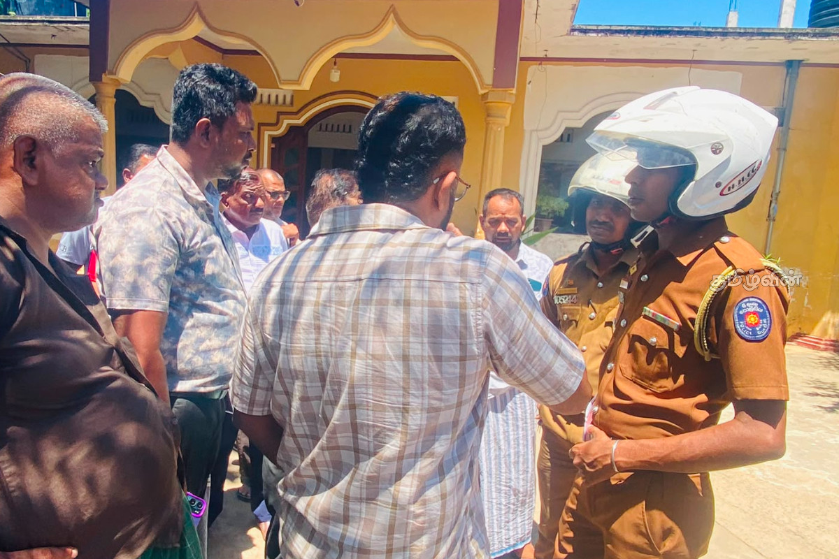 வருமான வரி அறவீட்டில் ஏற்பட்ட குழப்பம் - நிலைமையை கட்டுக்குள் கொண்டு வந்த பொலிஸார் | Confusion Regarding Income Tax Collection வருமான வரி அறவீட்டில் ஏற்பட்ட குழப்பம் - நிலைமையை கட்டுக்குள் கொண்டு வந்த பொலிஸார் | Confusion Regarding Income Tax Collection