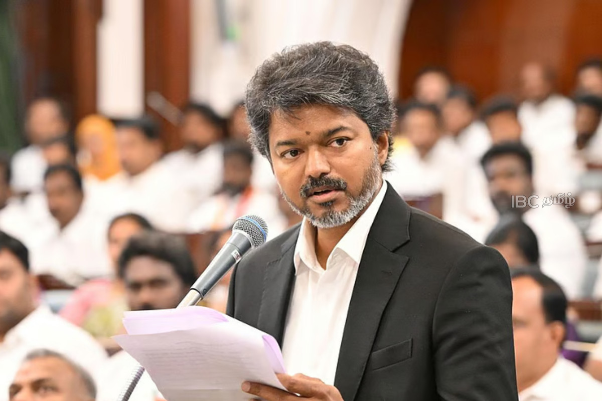 முதலமைச்சர் விஜய் நெற்றியில் உள்ள கறுப்பு பொட்டு - சமூக வலைத்தளங்களில் வைரல் | Aragaja Tilak Cm Vijay Is Wearing On His Forehead