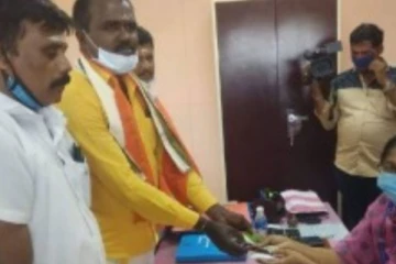 சூலூரில் வேட்புமனு தாக்கலின் போது ரூ.10,000த்தை ஒரு ரூபாய் சில்லறையாக கொடுத்த வேட்பாளர்