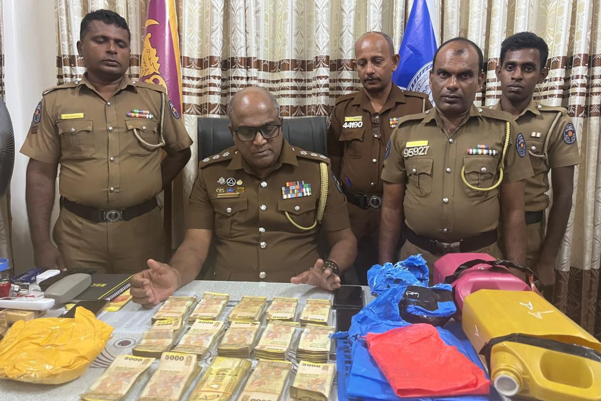 யாழில் தொலைபேசி அழைப்பில் திட்டமிடப்பட்ட திருட்டு! சிசிடிவியில் சிக்கிய திருடர்கள்.. | Police Recover Rs 7 4 Million In Major Theft Case யாழில் தொலைபேசி அழைப்பில் திட்டமிடப்பட்ட திருட்டு! சிசிடிவியில் சிக்கிய திருடர்கள்.. | Police Recover Rs 7 4 Million In Major Theft Case