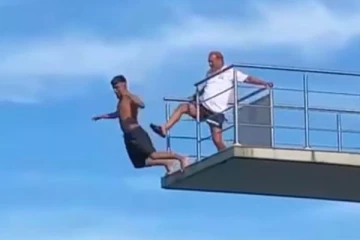 10 மீட்டர் உயர நீச்சல் குள மேடை: பயத்தில் நடுங்கிய நபரை மிதித்து தள்ளிய உயிர்க்காப்பாளர்