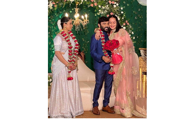 திருமண மேடையில் நடிகையை கட்டிப்பிடித்த சினேகன்: புகைப்படத்தினை வெளியிட்டு துரத்தும் ரசிகர்கள் | Snehan Suja Varunee In Wedding Huge