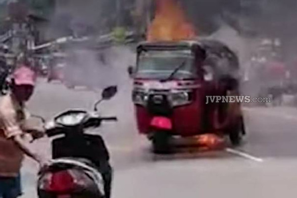 திடீரென நடுவீதியில் தீப்பற்றி எரிந்த முச்சக்கர வண்டி! இரத்தினபுரியில் சம்பவம் | Three Wheeler Caught Fire In Middle Road Ratnapura