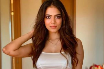 லிஃப்ட்ல் கிளாமர் லுக்கில் மிரர் செல்ஃபி எடுத்த மாளவிகா மோகனன்.. நீங்களே பாருங்க