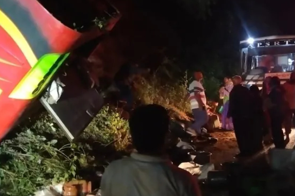 இந்தியாவில் கோர விபத்து : பேருந்து கவிழ்ந்ததில் 9 பேர் பலி | India Accident Today 9 Dead இந்தியாவில் கோர விபத்து : பேருந்து கவிழ்ந்ததில் 9 பேர் பலி | India Accident Today 9 Dead