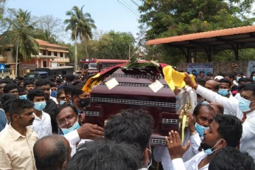 வவுனியாவில் நீரில் மூழ்கி உயிரிழந்த ஆசிரியருக்கு அஞ்சலி செலுத்திய மாணவர்கள்