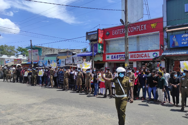 அரசிற்கு எதிராக மட்டக்களப்பு கிழக்கு பல்கலைக்கழக மாணவர்கள் ஆர்ப்பாட்டம் (Photos) | Protest By Batticaloa East University Students