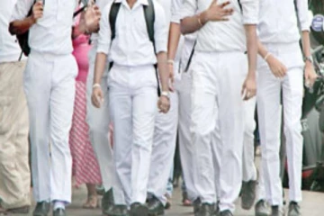 பிரபல பாடசாலை ஒன்றின் மாணவனை பிடித்து பொலிஸாரிடம் ஒப்படைத்த ஆசிரியர்!